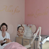Manuela Kretschmer bei der Behandlung
