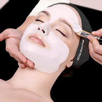 Werbefoto mit Make-up-Model von Ella Baché beim Auftragen einer Maske